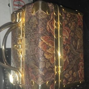 Gorgeous Box train vintage purse